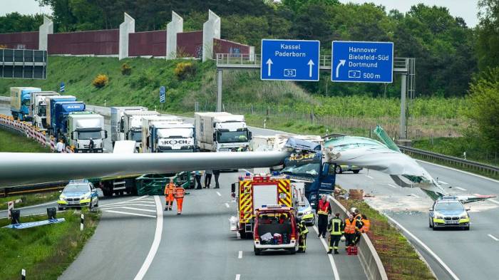 Windradflügel blockiert Autobahn