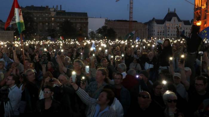 Tausende Ungarn demonstrieren gegen Orbán
