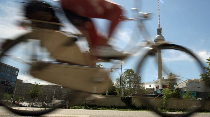 Radfahrer stirbt nach Kollision mit Autotür