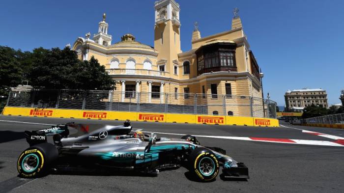Hamilton startet in Baku von der Poleposition