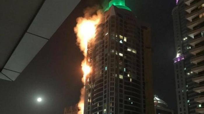 Großbrand in Wolkenkratzer ausgebrochen