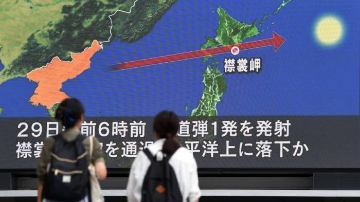 Nordkorea schießt Rakete über Japan hinweg
