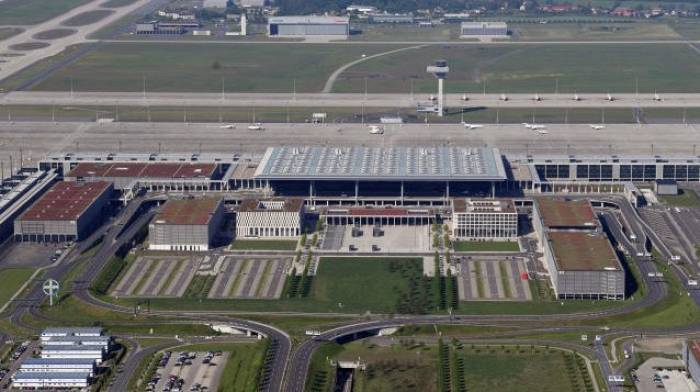 Reisende sitzen stundenlang am Flughafen BER fest (ja, an dem)