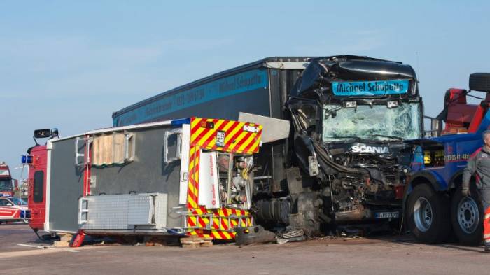 Lkw fährt in Unfallstelle - zwei Feuerwehrleute tot