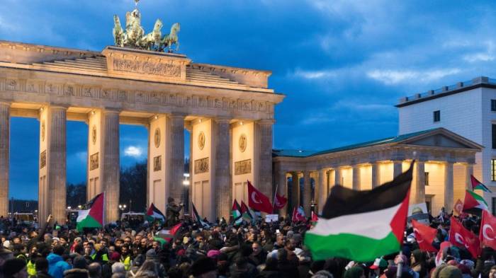 Aggressive Proteste vor US-Botschaft in Berlin