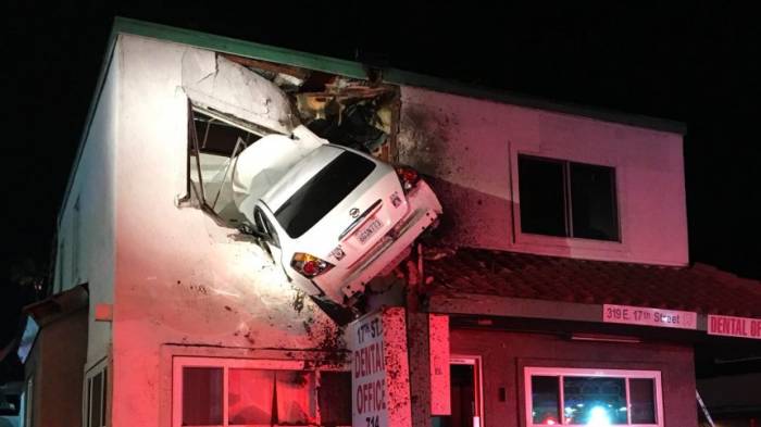 Auto landet im Obergeschoss eines Hauses
