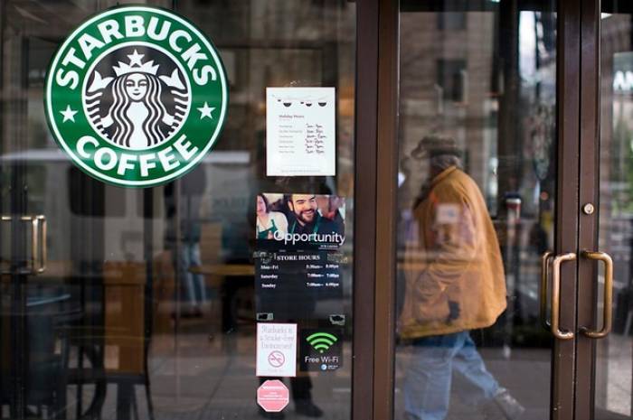 Starbucks va embaucher 2.500 réfugiés en Europe