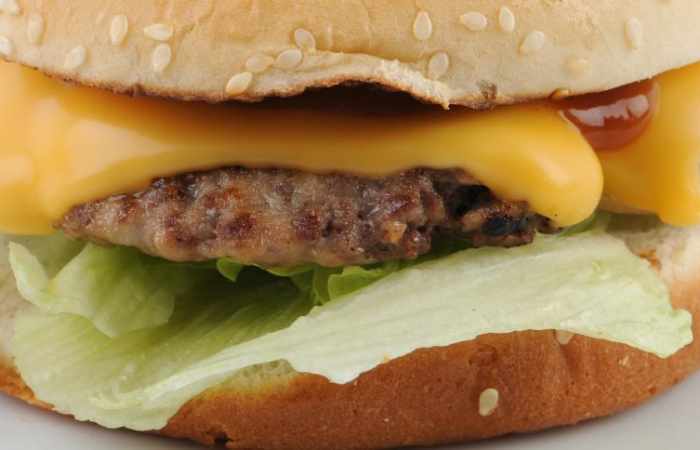 Achtjähriger chauffiert kleine Schwester mit Papas Auto zu McDonald's