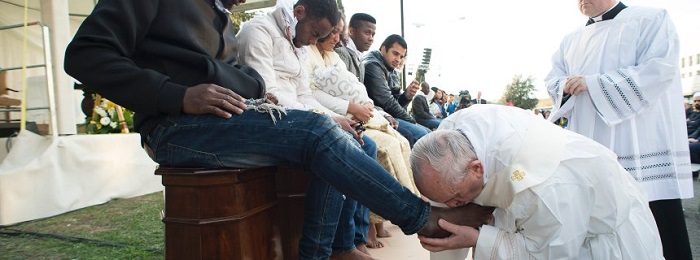 Gründonnerstagsmesse: Papst wäscht Flüchtlingen die Füße - auch muslimischen