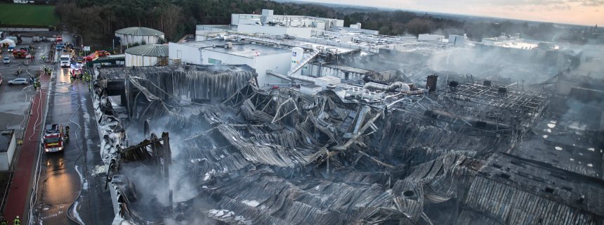 Großbrand bei Wiesenhof: Rettungskräfte kämpfen noch immer gegen die Flammen