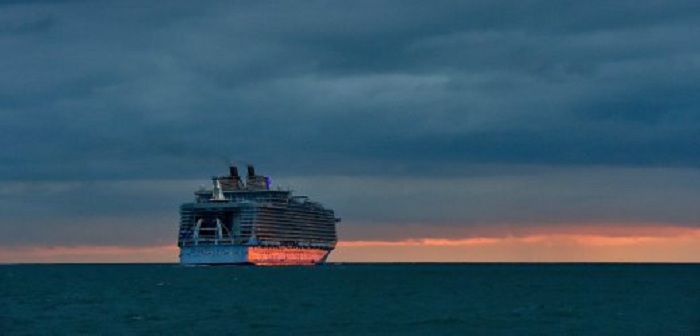 65-jährige Britin schwimmt hinter Kreuzfahrtschiff her