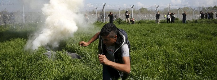 Nach Flugblatt in Idomeni: Flüchtlinge stürmen auf mazedonische Grenze zu