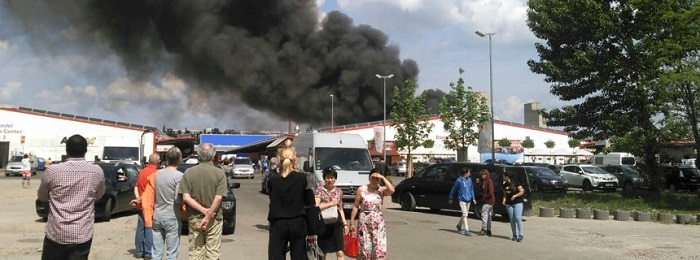 Feuer in Berlin: Einkaufszentrum steht in Flammen