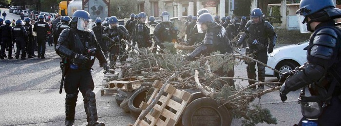 Raffinerieblockade in Frankreich: Heftige Kämpfe zwischen Polizei und Demonstranten
