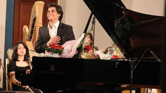 Pianist aus Aserbaidschan spielt beim Linnicher Kultursommer