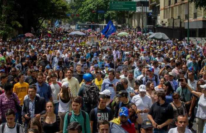Oposición y chavismo piden apoyo al mundo en medio del clima de protestas