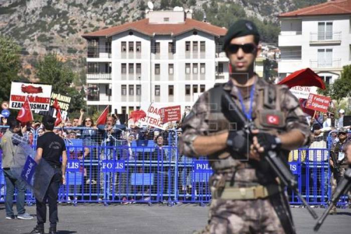 La Fiscalía turca ordena la detención de 133 funcionarios por golpismo