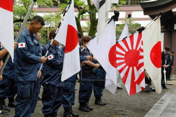 Abe envía una ofrenda al polémico santuario de Yasukuni en el aniversario de la II Guerra Mundial