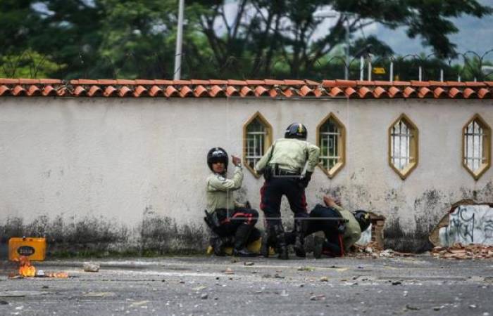 El Parlamento y las calles venezolanas se rebelan contra el "golpe" de Maduro