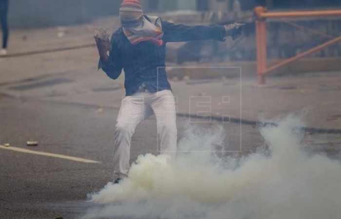 Al menos tres muertos a causa de las protestas opositoras que continuarán en Venezuela