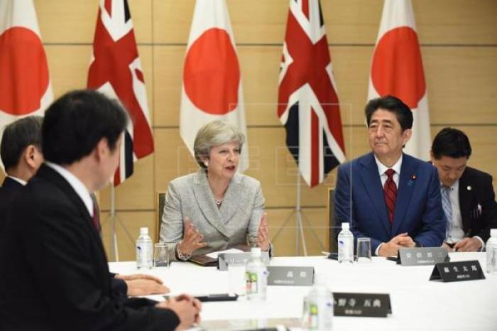 May aboga por fortalecer la cooperación en Defensa con Japón