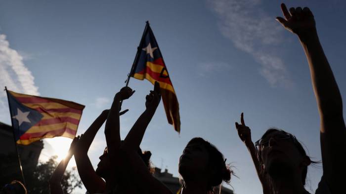 Parlamento catalán pone fecha al pleno para debatir la declaración de independencia