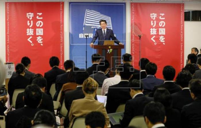 Abe sale reforzado para plantar cara a Pyongyang y apuntalar la economía