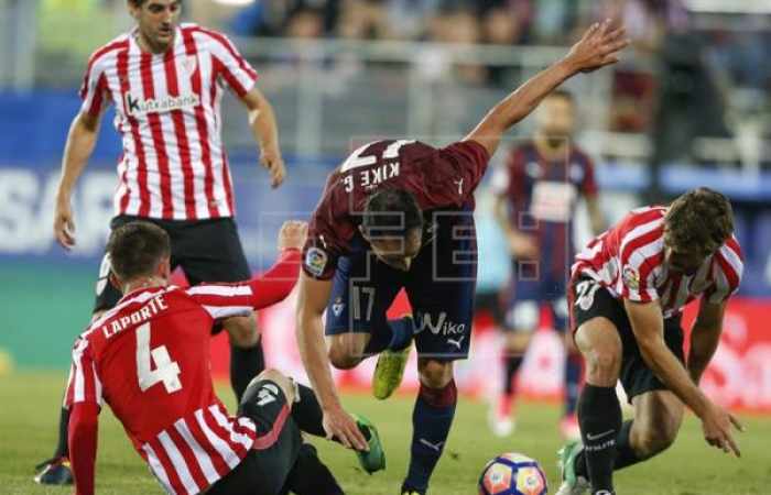Raúl García resuelve en el minuto 94 ante un Eibar con diez jugadores