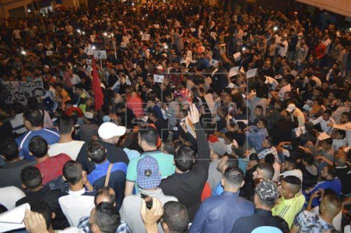 Miles de rifeños vuelven a protestar en Alhucemas pese al arresto de su líder