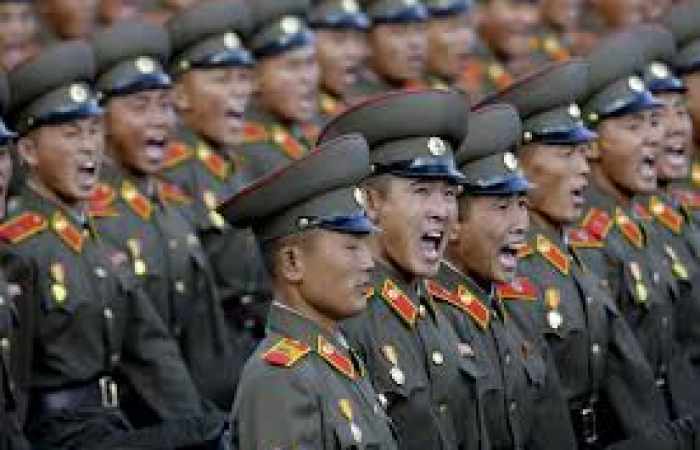 Pyongyang célèbre l'anniversaire de l'armée par un exercice militaire