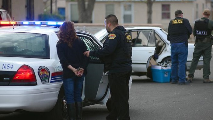 Mexikanische Polizisten misshandeln Frauen