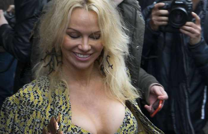 Pamela Anderson wird zur Bondage-Braut