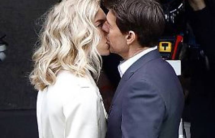 Tom Cruise küsst blonde Schönheit