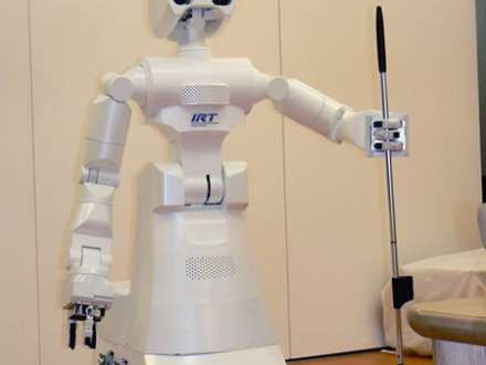Robot-dayə yaşlıların köməyinə qaçır