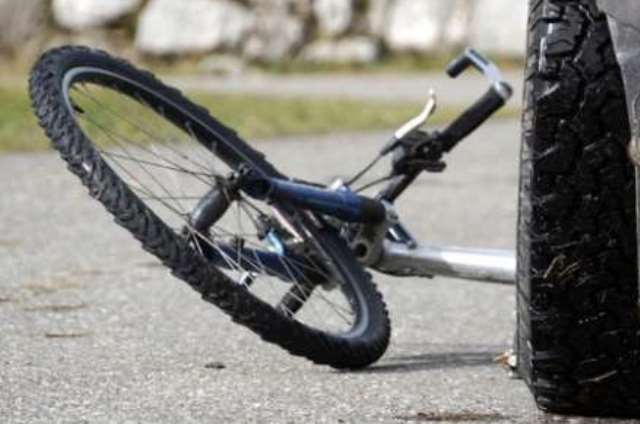 Avtomobil velosiped sürəni vurdu