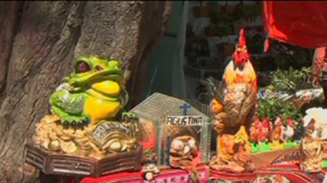 Bolivians celebrate Ekeko, god of abundance, at Alasitas Fair - VIDEO