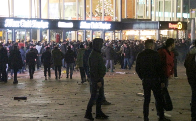 Almaniyada anti-miqrantlar polislə toqquşdu - Video