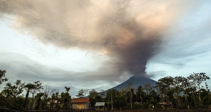 إندونيسيا.. ذعر واستنفار يسود محيط بركان في جزيرة بالي مع بدء ثورانه
