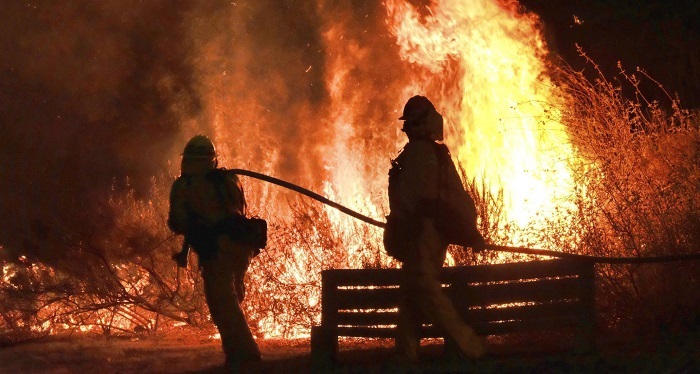 Un incendio en Los Ángeles amenaza las mansiones de varios famosos