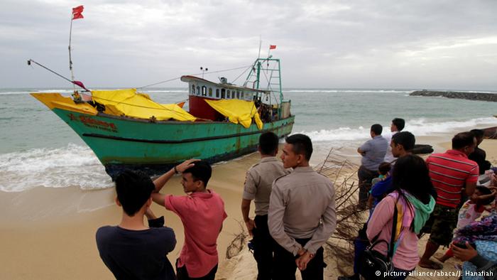 Indonesia to tow stranded Sri Lankan migrant boat out to sea