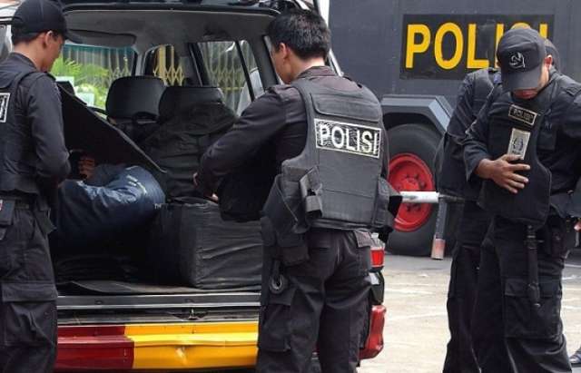 Indonesian police shoot bomber after explosion in Bandung city