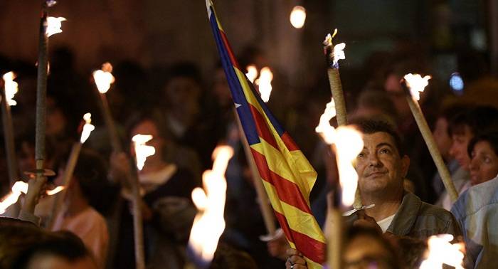 Inmigrantes ecuatorianos en Cataluña esperan resolución pacífica del conflicto con Madrid