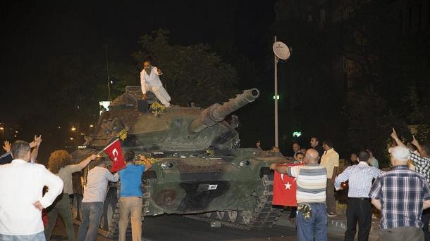Unos 200 militares se entregan a las autoridades en Ankara 