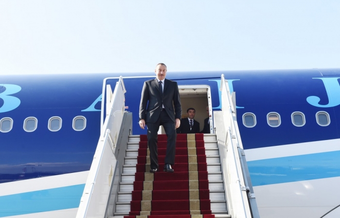 Le président de la République entame une visite officielle en Iran - PHOTOS