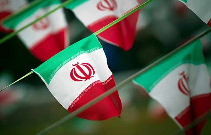 Irán presenta su primer avión de entrenamiento