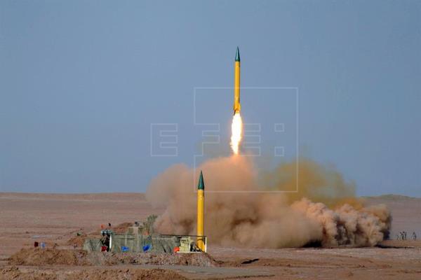 Irán efectúa amplias maniobras militares que incluyen pruebas con misiles