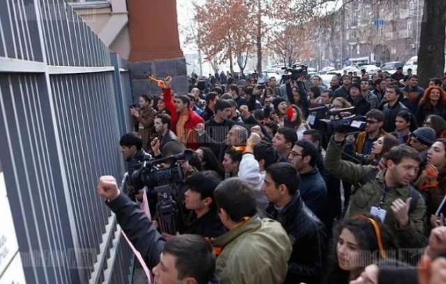 Armenian students continue to stage protest in Yerevan