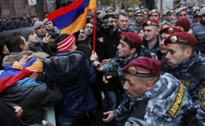 Los manifestantes en Ereván quieren asaltar el parlamento