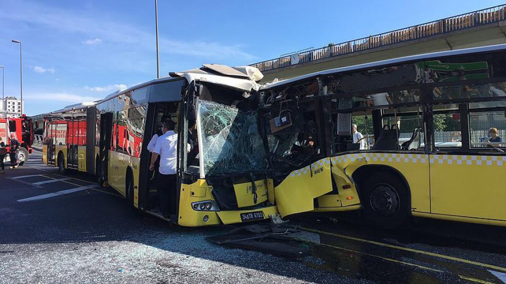 İstanbulda iki metrobus toqquşub - 32 yaralı var