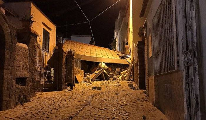 Rescatan a tres niños sepultados entre los escombros tras terremoto en Italia